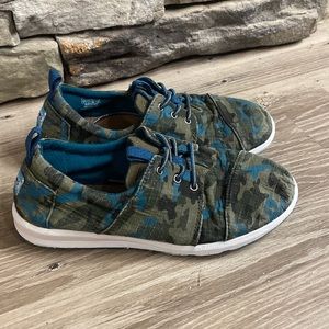 Toms tennis shoes/Y6